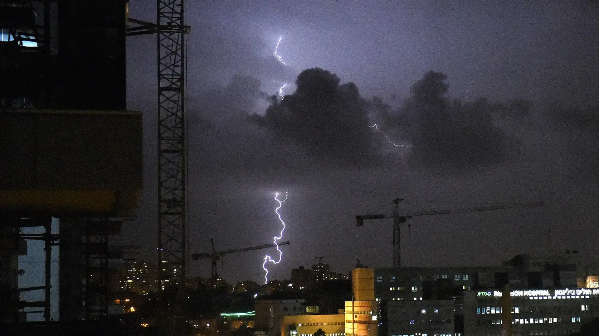ברקים ועננים בפתח תקווה 20 בנובמבר 2017