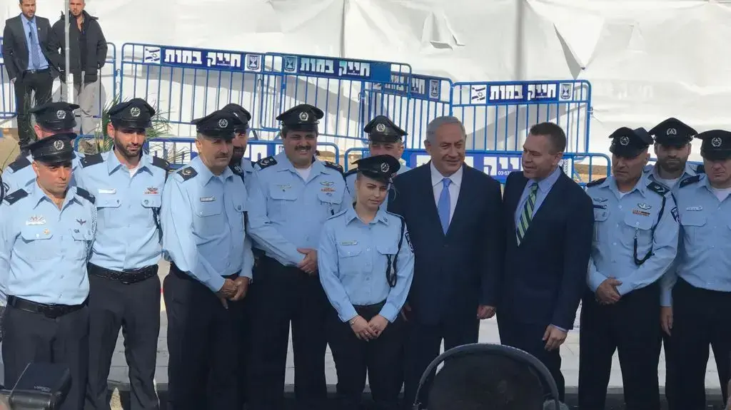 ראש הממשלה בנימין נתניהו עם השוטרים במהלך טקס חניכת תחנת המשטרה בגי'סר א-זרקא במעמד רה"מ 21 בנובמר 2017 ראש הממשלה בנימין נתניהו עם השוטרים במהלך טקס חניכת תחנת המשטרה בגי'סר א-זרקא במעמד רה"מ 21 בנובמר 2017