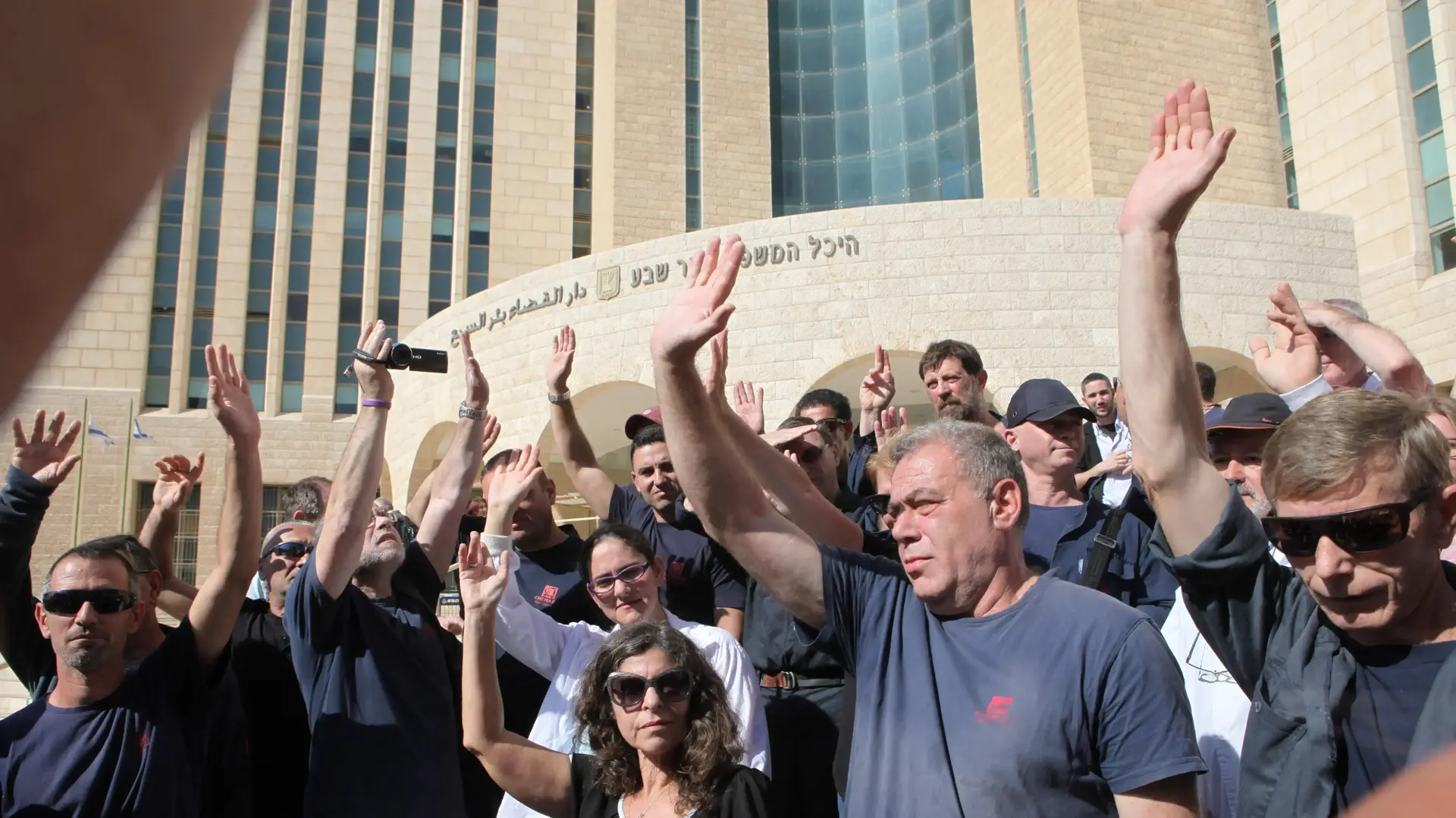 עובדי כימדע מוחים נגד סגירת המפעל מול בית המשפט בבאר שבע 9 בנובמבר 2017 עובדי כימדע מוחים נגד סגירת המפעל מול בית המשפט בבאר שבע 9 בנובמבר 2017