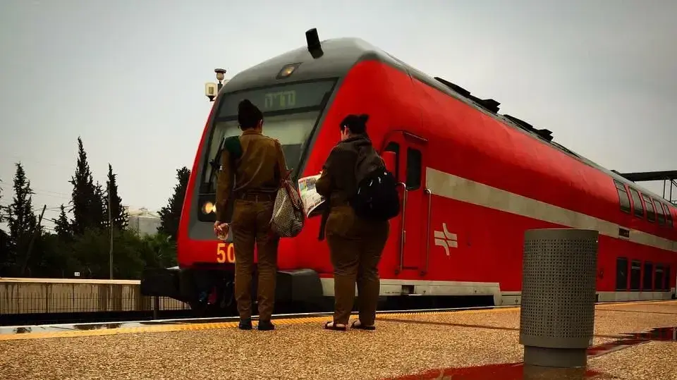 עובדי רכבת ישראל במהלך הגשם בתל אביב 21 בנובמבר 2017 עובדי רכבת ישראל במהלך הגשם בתל אביב 21 בנובמבר 2017
