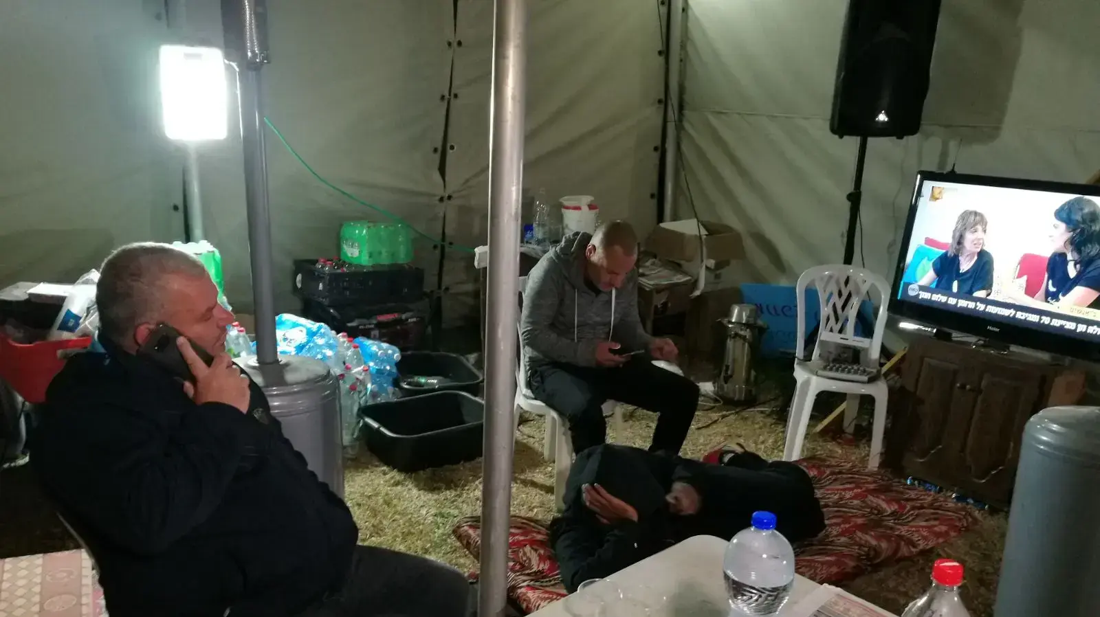 עובדי נגב קרמיקה באוהל מחוץ למפעל ביום סגירת מפעל נגב קרמיקה, ירוחם 21 בנובמבר 2017 עובדי נגב קרמיקה באוהל מחוץ למפעל ביום סגירת מפעל נגב קרמיקה, ירוחם 21 בנובמבר 2017