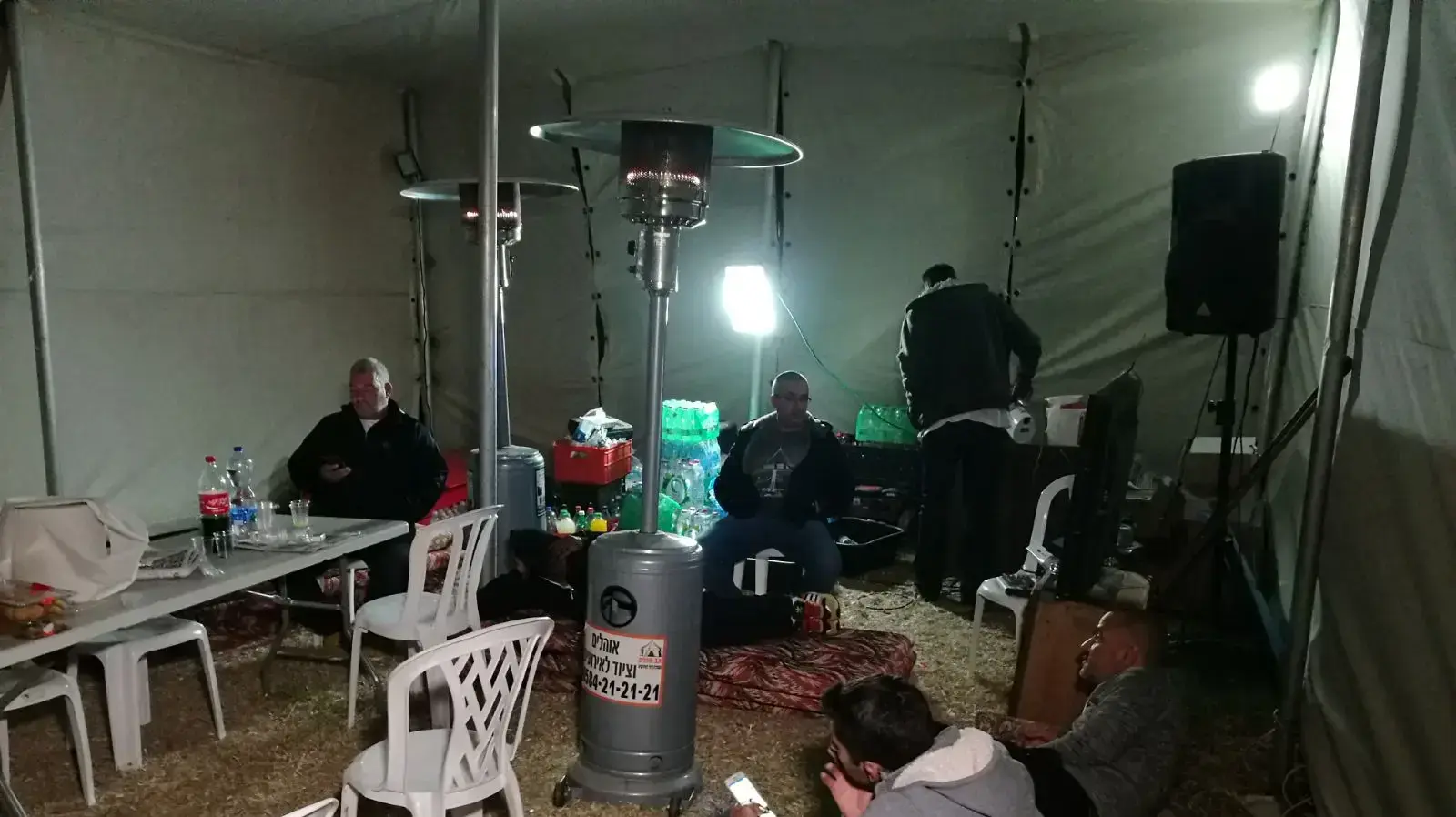 עובדי נגב קרמיקה באוהל מחוץ למפעל ביום סגירת מפעל נגב קרמיקה, ירוחם 21 בנובמבר 2017 עובדי נגב קרמיקה באוהל מחוץ למפעל ביום סגירת מפעל נגב קרמיקה, ירוחם 21 בנובמבר 2017