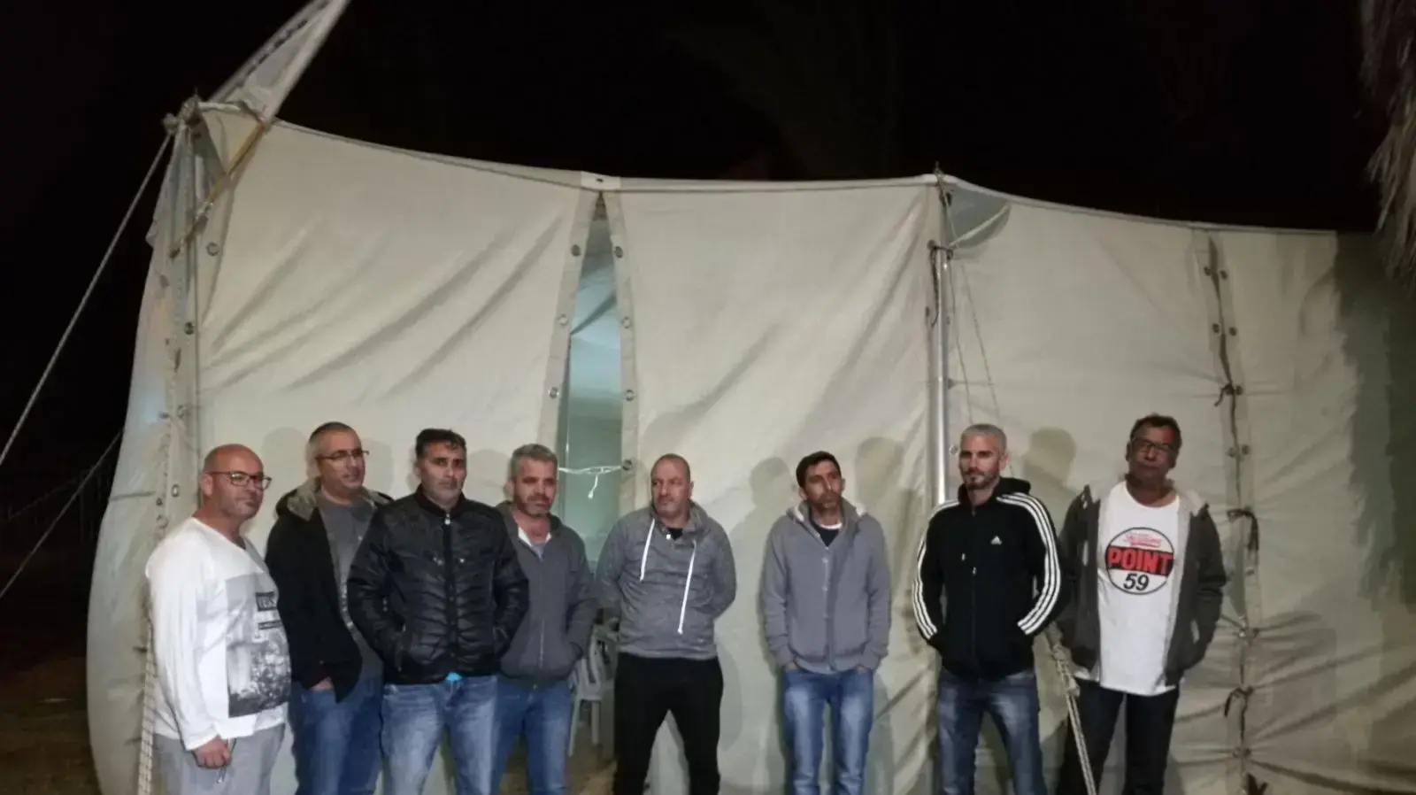 עובדי נגב קרמיקה באוהל מחוץ למפעל ביום סגירת מפעל נגב קרמיקה, ירוחם 21 בנובמבר 2017 עובדי נגב קרמיקה באוהל מחוץ למפעל ביום סגירת מפעל נגב קרמיקה, ירוחם 21 בנובמבר 2017