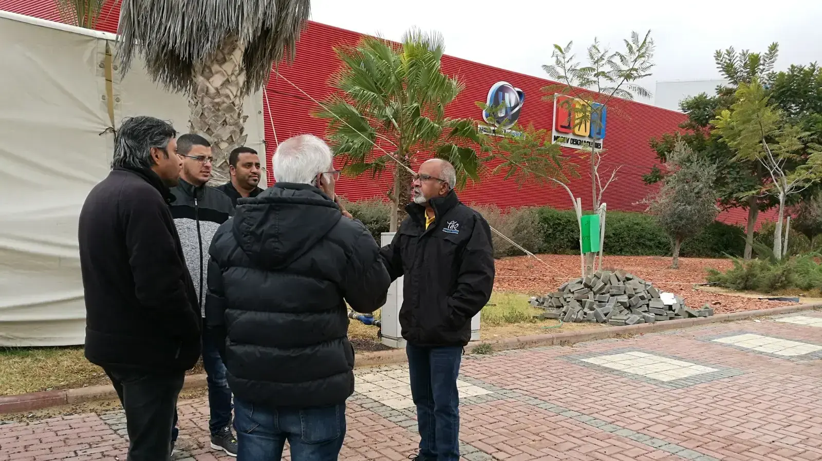 עובדי נגב קרמיקה מחוץ למפעל יום לאחר שקיבלו הודעה על פיטורים וסגירת המפעל 22 בנובמבר 2017 עובדי נגב קרמיקה מחוץ למפעל יום לאחר שקיבלו הודעה על פיטורים וסגירת המפעל 22 בנובמבר 2017