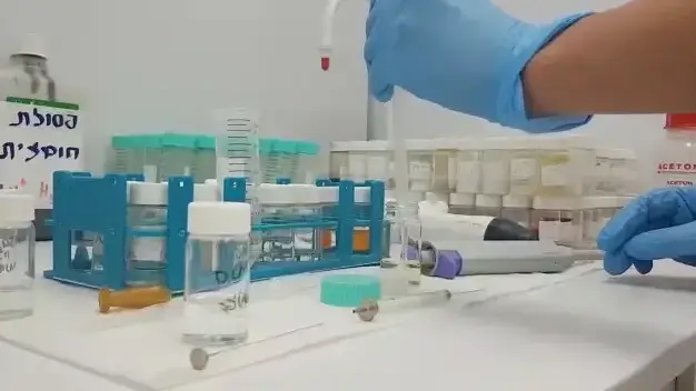 מעבדה כימית חדשה, שהקימה רשות המעברים במשרד הביטחון במעבר כרם שלום, סיכלה לראשונה הברחה של כמה טונות חומר נפץ בדרכן לגורמי הטרור בעזה מעבדה כימית חדשה, שהקימה רשות המעברים במשרד הביטחון במעבר כרם שלום, סיכלה לראשונה הברחה של כמה טונות חומר נפץ בדרכן לגורמי הטרור בעזה