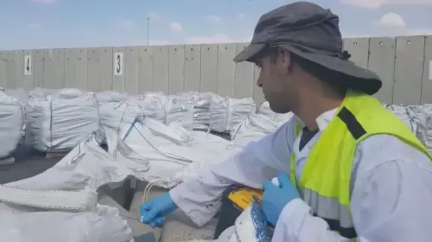 מעבדה כימית חדשה, שהקימה רשות המעברים במשרד הביטחון במעבר כרם שלום, סיכלה לראשונה הברחה של כמה טונות חומר נפץ בדרכן לגורמי הטרור בעזה מעבדה כימית חדשה, שהקימה רשות המעברים במשרד הביטחון במעבר כרם שלום, סיכלה לראשונה הברחה של כמה טונות חומר נפץ בדרכן לגורמי הטרור בעזה