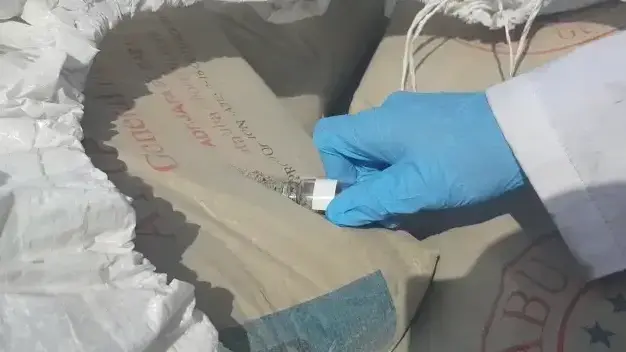 מעבדה כימית חדשה, שהקימה רשות המעברים במשרד הביטחון במעבר כרם שלום, סיכלה לראשונה הברחה של כמה טונות חומר נפץ בדרכן לגורמי הטרור בעזה מעבדה כימית חדשה, שהקימה רשות המעברים במשרד הביטחון במעבר כרם שלום, סיכלה לראשונה הברחה של כמה טונות חומר נפץ בדרכן לגורמי הטרור בעזה