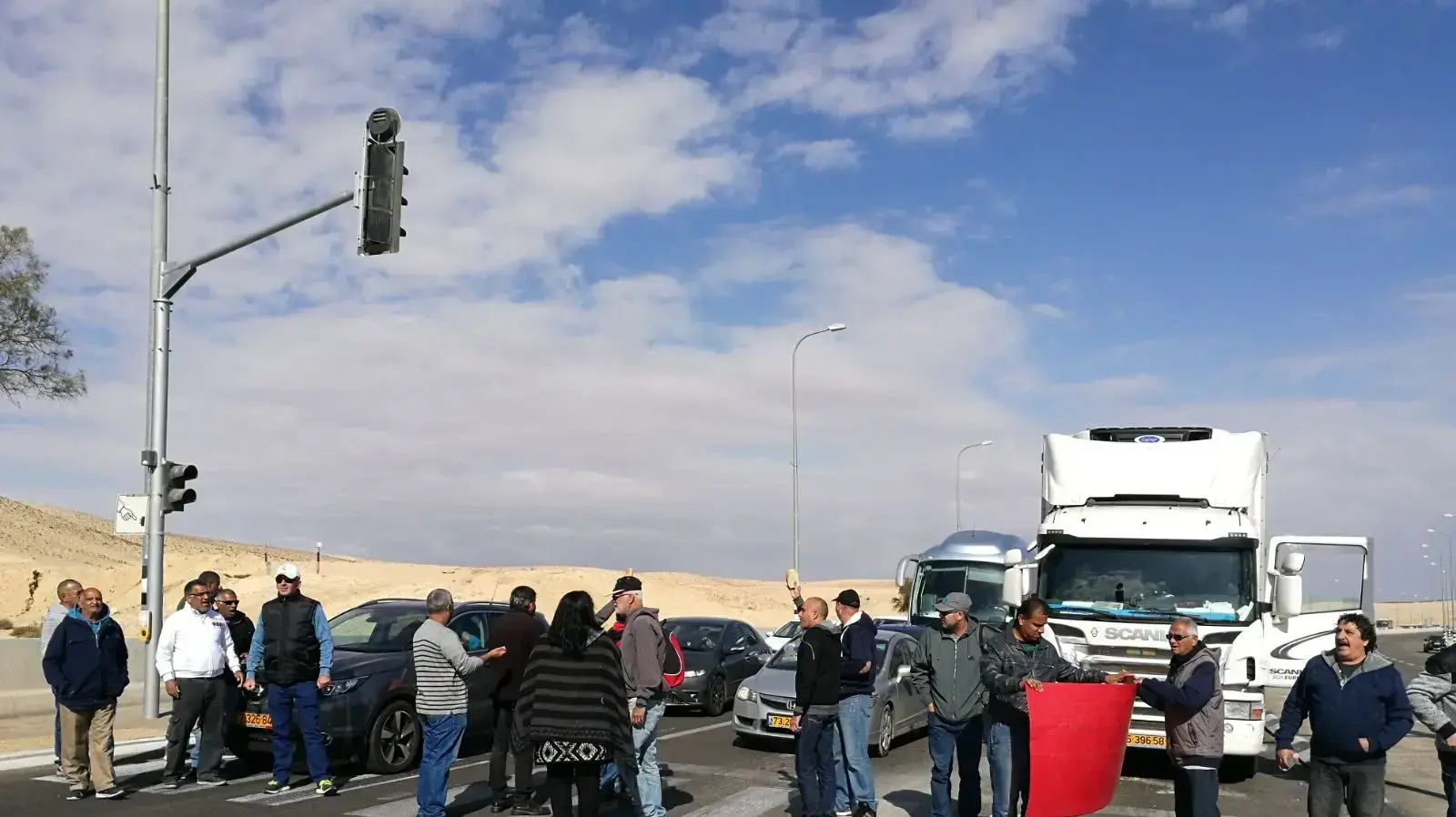 עובדי נגב קרמיקה מפגנים בצומת הנגב 22 בנובמבר 2017 עובדי נגב קרמיקה מפגנים בצומת הנגב 22 בנובמבר 2017