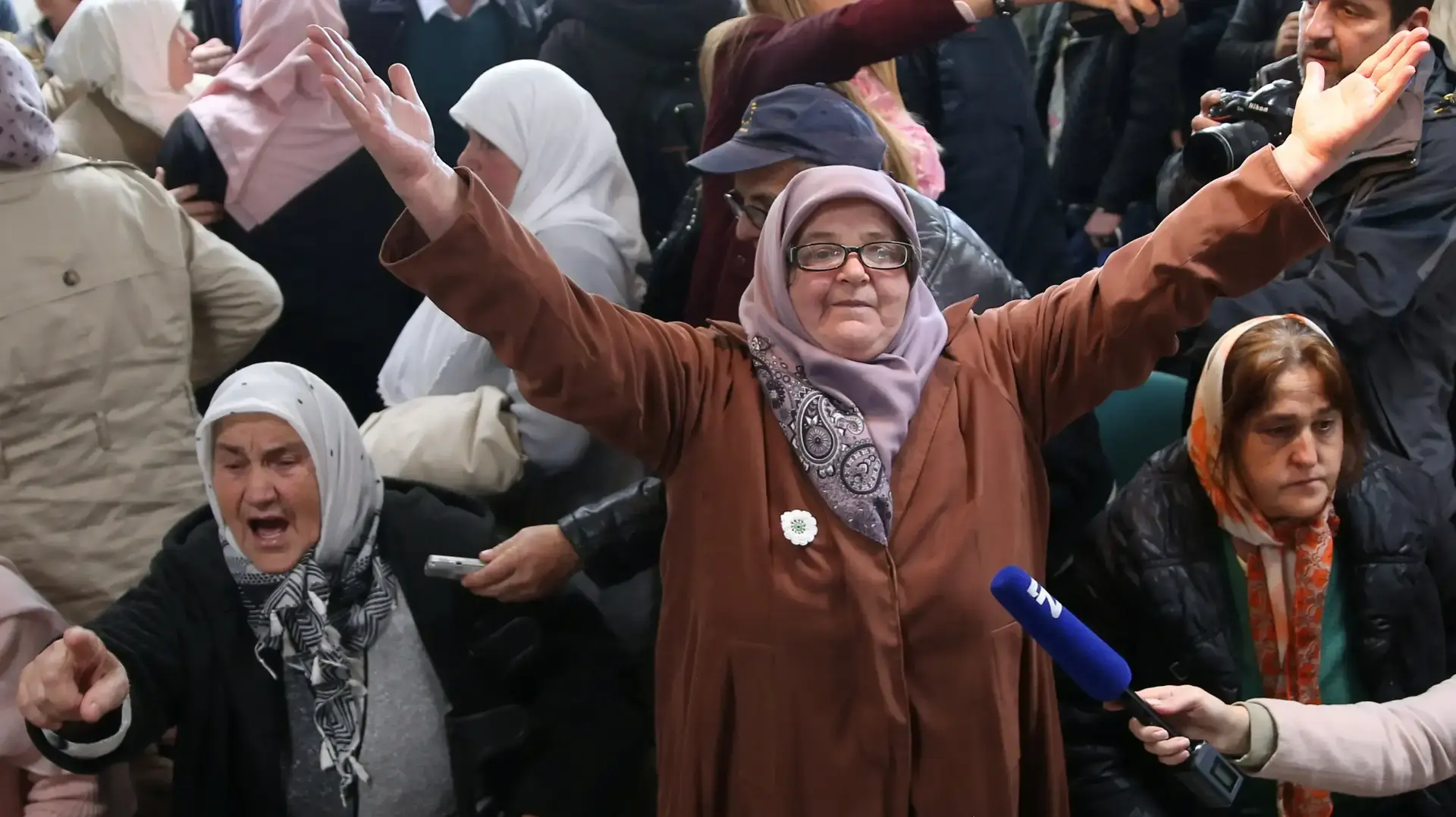 אישה מגיבה בשמחה לאחר החלטת בית הדין המיוחד לפשעי מלחמה ביוגוסלביה אשר הרשיע את רטקו מלאדיץ' בפשעים נגד האנושות 22 בנובמבר 2017 אישה מגיבה בשמחה לאחר החלטת בית הדין המיוחד לפשעי מלחמה ביוגוסלביה אשר הרשיע את רטקו מלאדיץ' בפשעים נגד האנושות 22 בנובמבר 2017