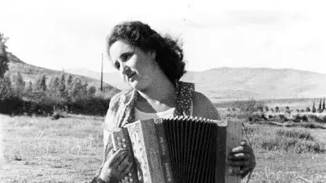 דיתה פרח ז"ל מנגנת בהרמוניקה דיתה פרח ז"ל מנגנת בהרמוניקה