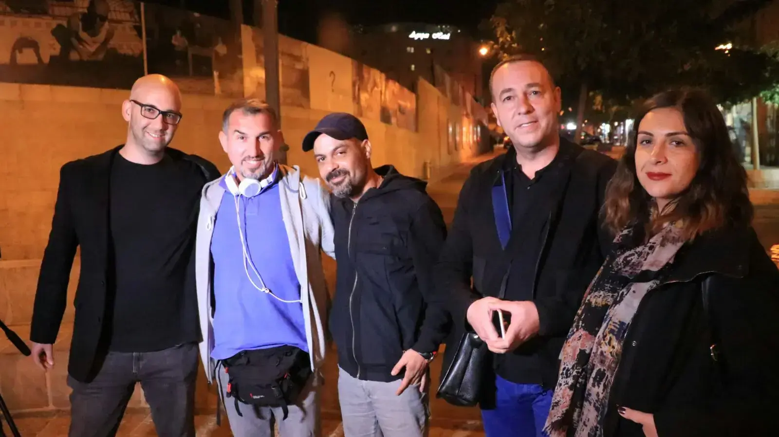 עמיר בניון ומשה קלוגהפט עם צוות צילום מקוסובו שבא לארץ לצלם סרט על השואה עמיר בניון ומשה קלוגהפט עם צוות צילום מקוסובו שבא לארץ לצלם סרט על השואה