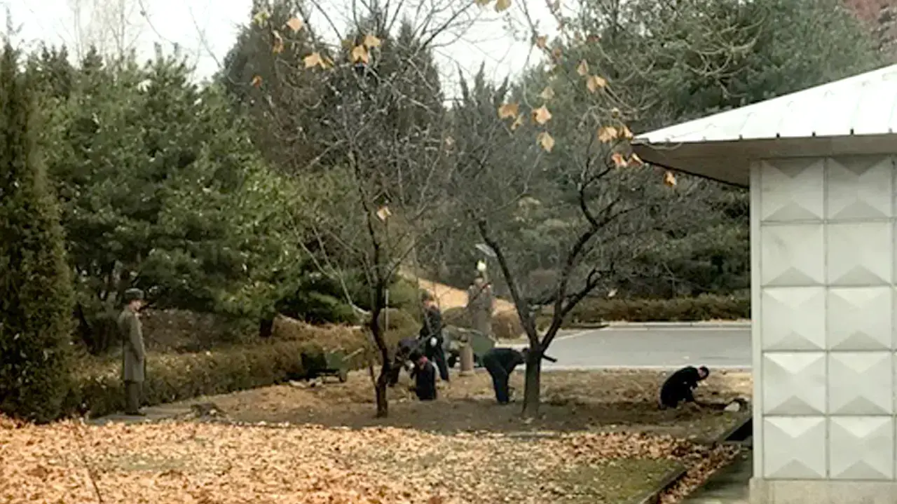 פועלים צפון קוריאנים חופרים שוחה באזור הגבול עם הדרום, 22 בנובמבר 2017 פועלים צפון קוריאנים חופרים שוחה באזור הגבול עם הדרום, 22 בנובמבר 2017
