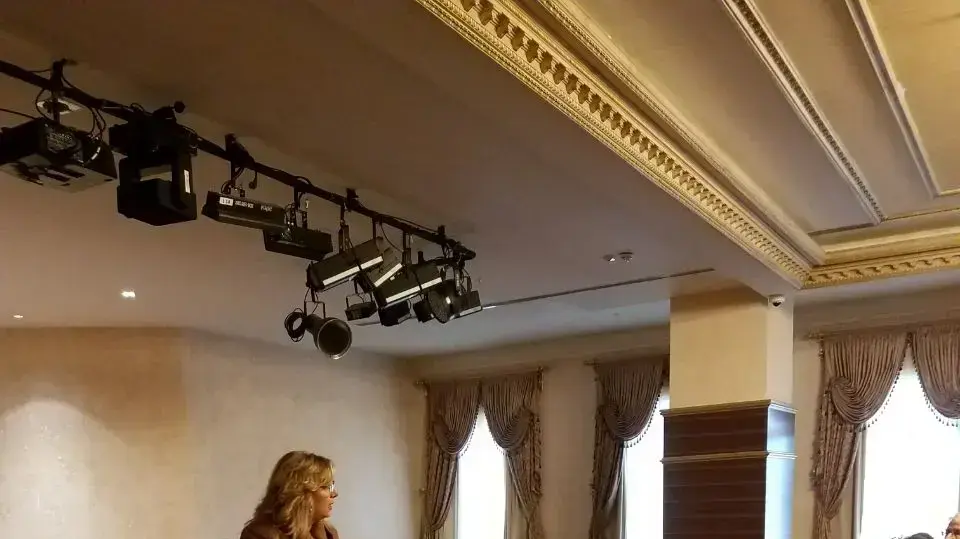 קונסולית ישראל בטביליסי סמדר צמח רצאבי, בפגישה עם הישראלים במלון בבטומי שבגיאורגיה אשר נפגע בשריפה 25.11 קונסולית ישראל בטביליסי סמדר צמח רצאבי, בפגישה עם הישראלים במלון בבטומי שבגיאורגיה אשר נפגע בשריפה 25.11
