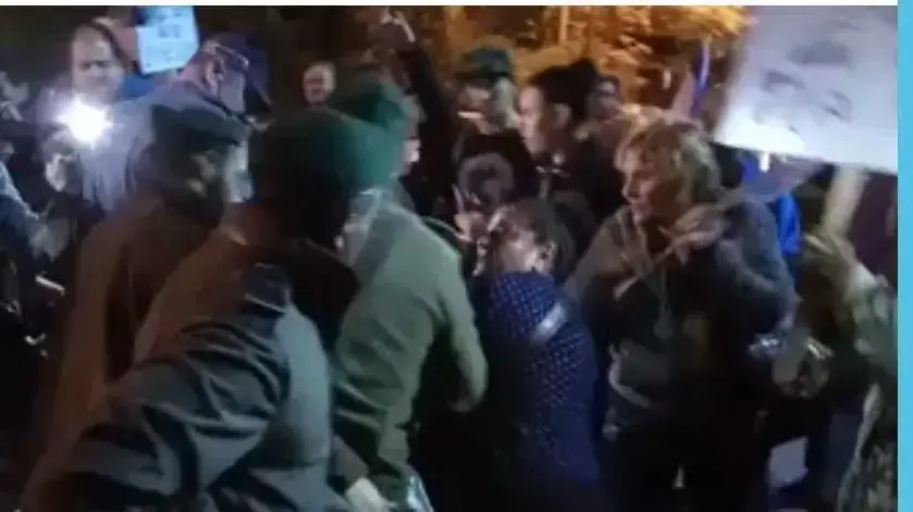 הפגנה מול ביתה של אסתר חיות מבקשי המקלט שפי פז