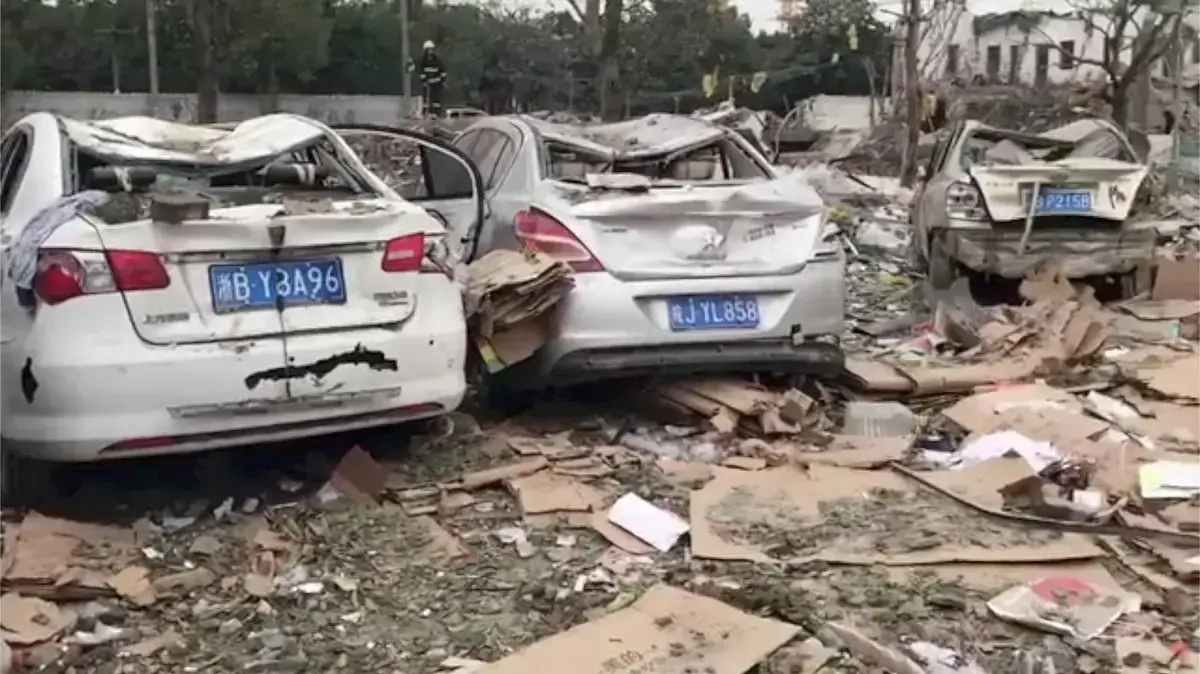 מכוניות הרוסות מפיצוץ במפעל בעיר נינגבו, סין, 26 בנובמבר 2017 מכוניות הרוסות מפיצוץ במפעל בעיר נינגבו, סין, 26 בנובמבר 2017
