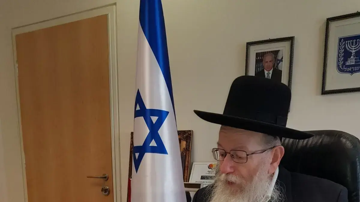 יעקב ליצמן חותם על מכתב ההתפטרות שלו 26 בנובמבר 2016 יעקב ליצמן חותם על מכתב ההתפטרות שלו 26 בנובמבר 2016