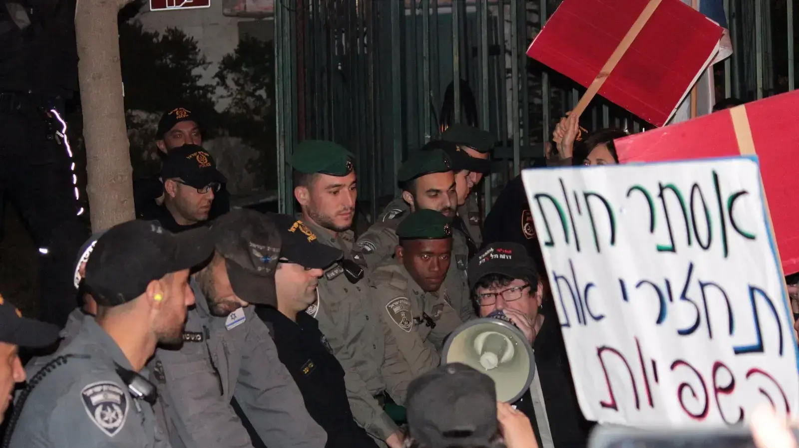 תושבי דרום תל אביב מפגינים מול ביתה של נשיאת בית המשפט העליון אסתר חיות בדרישה שבג"ץ לא יתערב בהחלטת הממשלה לסגור את מתקן חולות ולגרש את הזרים לרואנדה