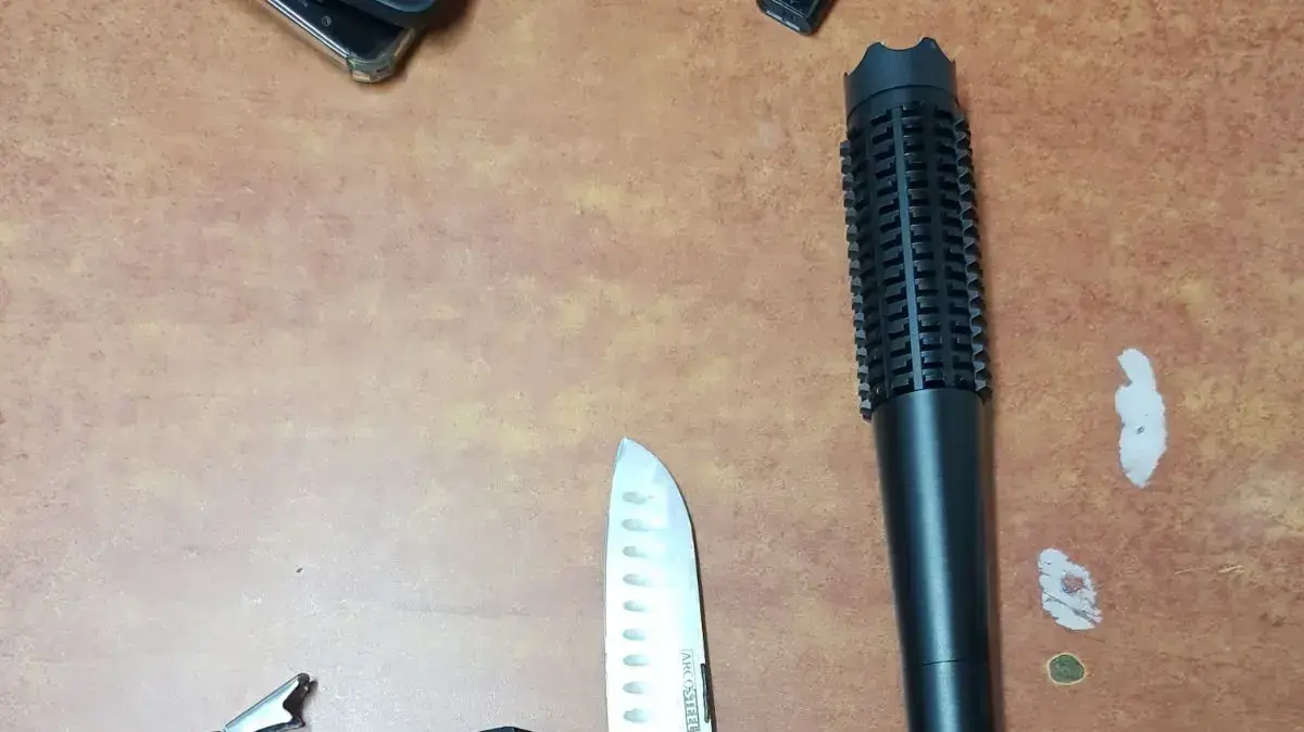 כלי התקיפה שנמצאו על החשודים במהלך תקיפה בחנות שאוורמה באילת בגלל "שהפיתה נקרעה"
כלי התקיפה שנמצאו על החשודים במהלך תקיפה בחנות שאוורמה באילת בגלל "שהפיתה נקרעה"