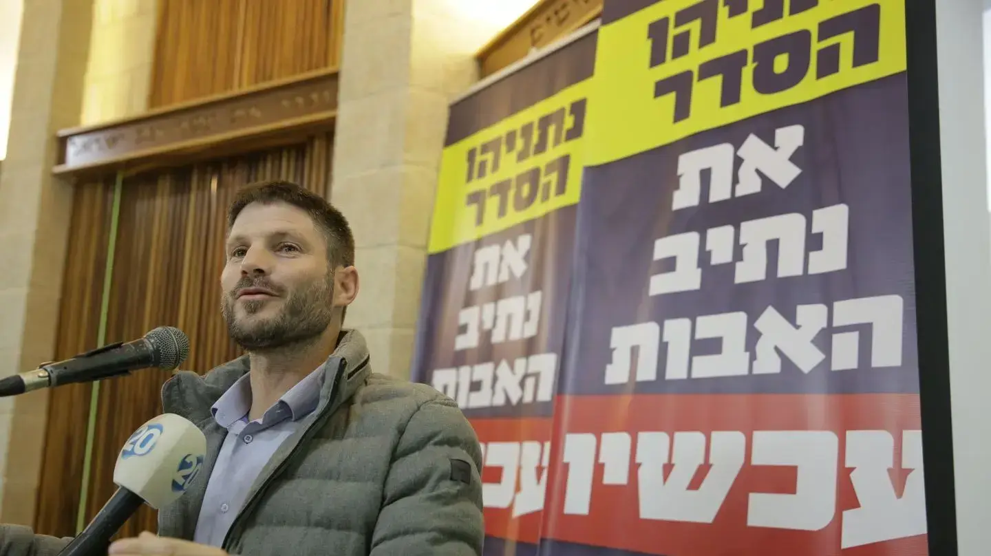בצלאל סמוטריץ נואם בעצרת התמיכה והזדהות בשכונת נתיב האבות, גוש עציון 26 בנובמבר 2017