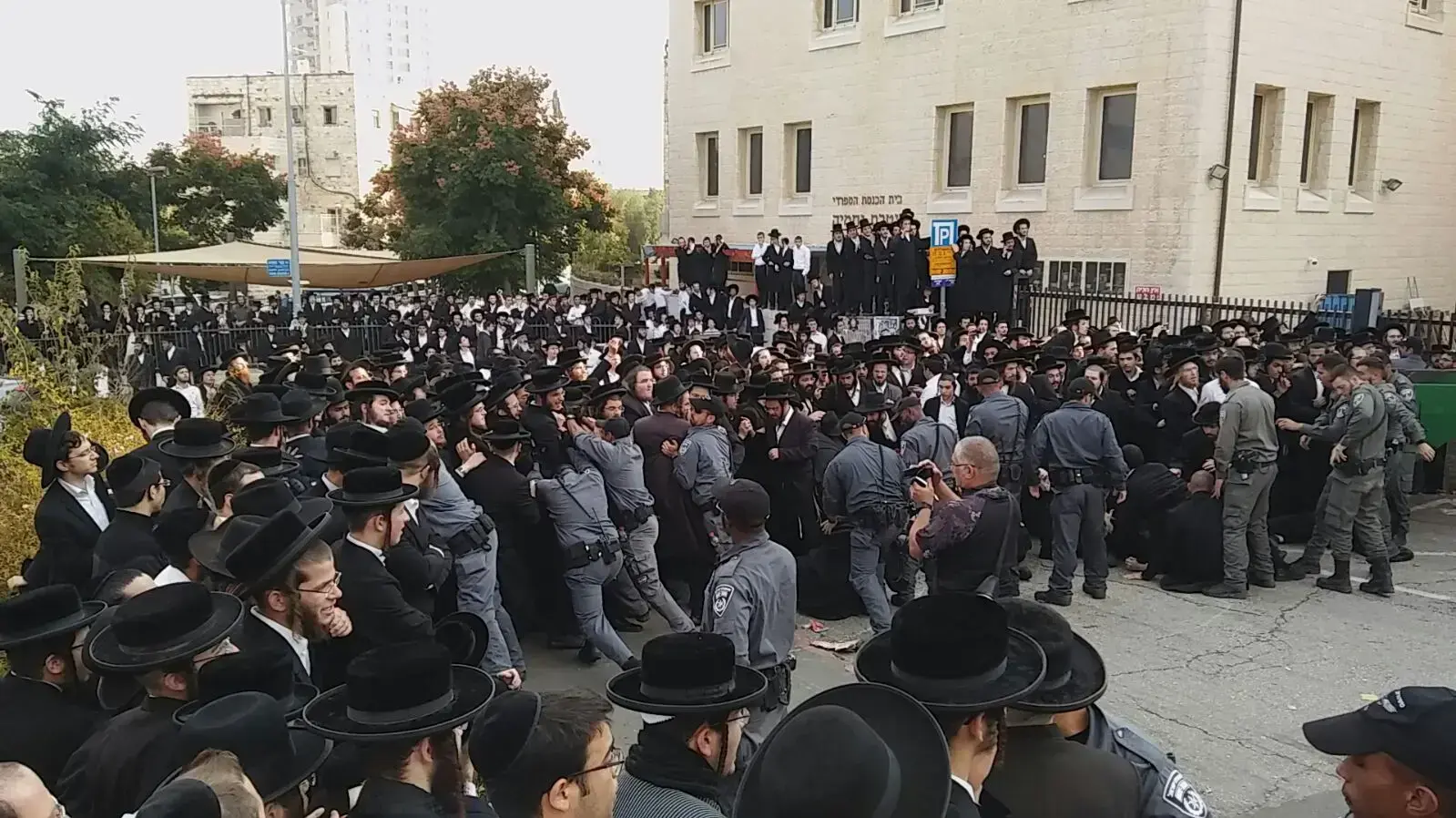 הפגנת חרדים קיצוניים סמוך ללשכת הגיוס בירושלים 28 בנובמבר 2017 הפגנת חרדים קיצוניים סמוך ללשכת הגיוס בירושלים 28 בנובמבר 2017