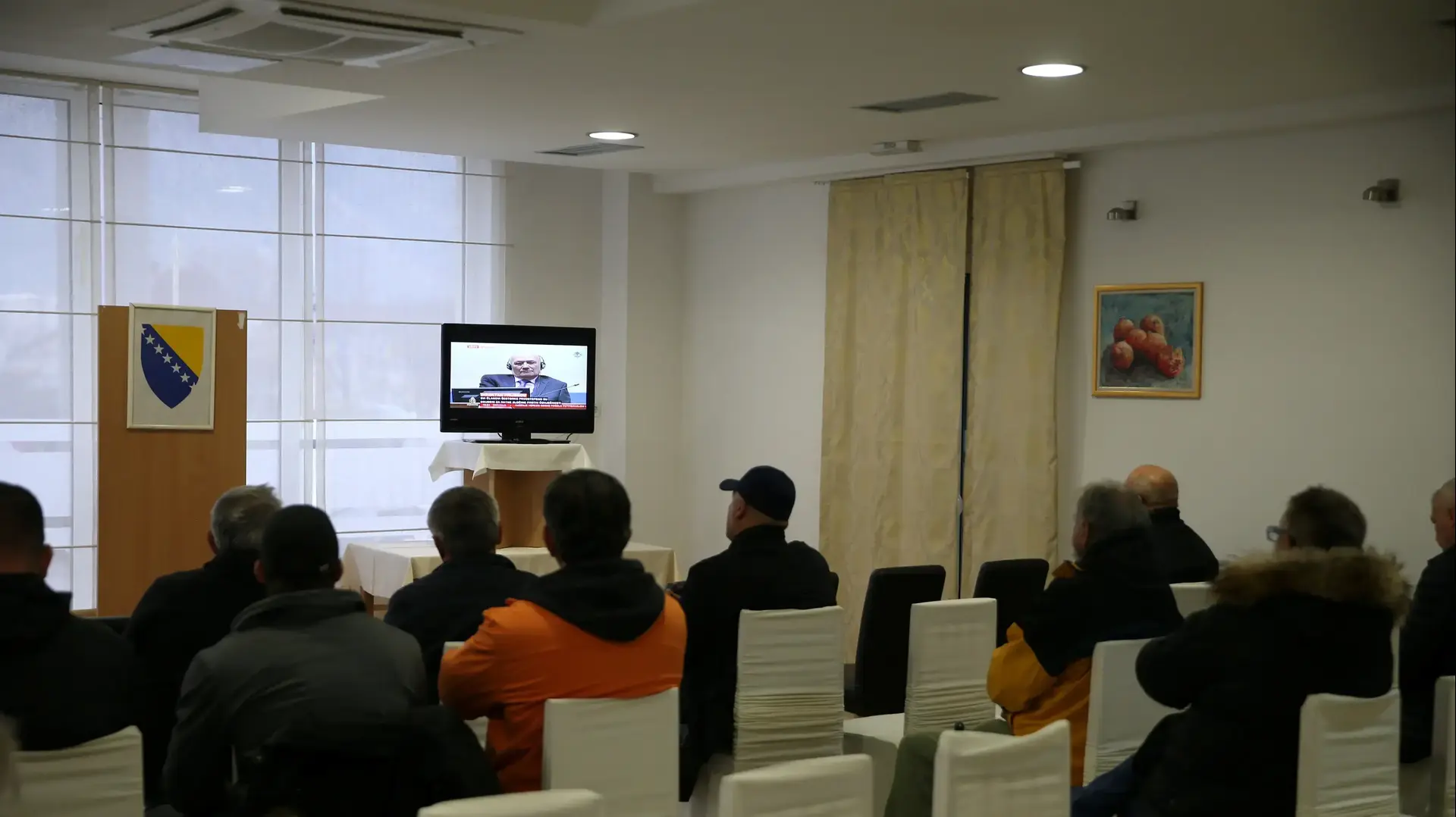 מוסלמים יוצאי ברית המועצות הבוסנים צופים בשידורי טלוויזיה של הערעור בהאג, הולנד, לשישה פקידים בכירים הנאשמים בפשעי מלחמה נגד מוסלמים במלחמה בין השנים 1992-1995, במוסטר 29 בנובמבר 2017
מוסלמים יוצאי ברית המועצות הבוסנים צופים בשידורי טלוויזיה של הערעור בהאג, הולנד, לשישה פקידים בכירים הנאשמים בפשעי מלחמה נגד מוסלמים במלחמה בין השנים 1992-1995, במוסטר 29 בנובמבר 2017