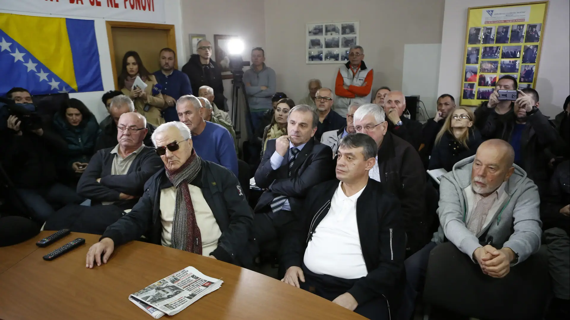 מוסלמים יוצאי ברית המועצות הבוסנים צופים בשידורי טלוויזיה של הערעור בהאג, הולנד, לשישה פקידים בכירים הנאשמים בפשעי מלחמה נגד מוסלמים במלחמה בין השנים 1992-1995, במוסטר 29 בנובמבר 2017 - מוסלמים יוצאי ברית המועצות הבוסנים צופים בשידורי טלוויזיה של הערעור בהאג, הולנד, לשישה פקידים בכירים הנאשמים בפשעי מלחמה נגד מוסלמים במלחמה בין השנים 1992-1995, במוסטר 29 בנובמבר 2017 -