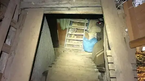 הכניסה למרתף בו נכלאה ונאנסה המטפלת הכניסה למרתף בו נכלאה ונאנסה המטפלת