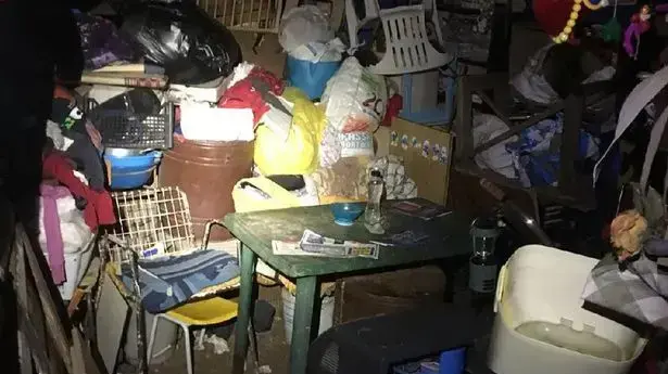 המרתף המטונף בו נכלאה המטפלת מזה עשור המרתף המטונף בו נכלאה המטפלת מזה עשור