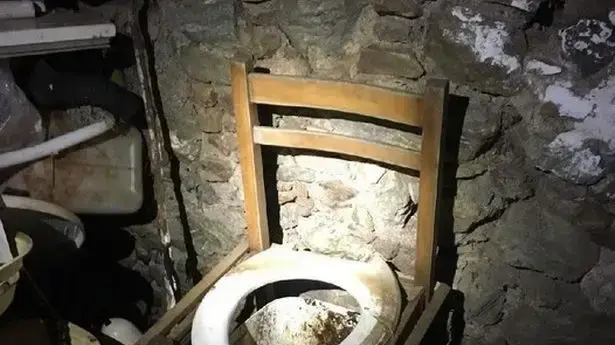 השירותים שבנתה לעצמה הנחטפת מדלי וכיסא השירותים שבנתה לעצמה הנחטפת מדלי וכיסא