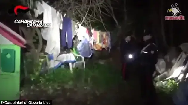 הגינה מחוץ למרתף בו נכלאו המטפלת וילדיה הגינה מחוץ למרתף בו נכלאו המטפלת וילדיה