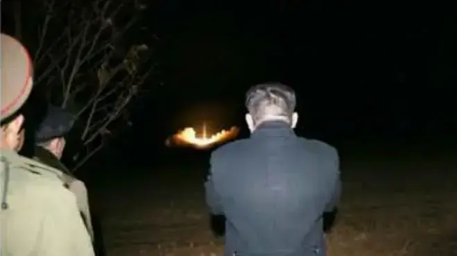 מנהיג צפון קוריאה קים ג'ונג און צופה בשיגור של טיל בליסטי בין-יבשתי, 28 בנובמבר 2017