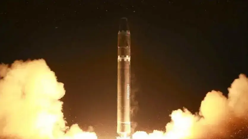 הטיל הצפון קוריאני הווסונג-15 משוגר לעבר הים של יפן, 28 בנובמבר 2017