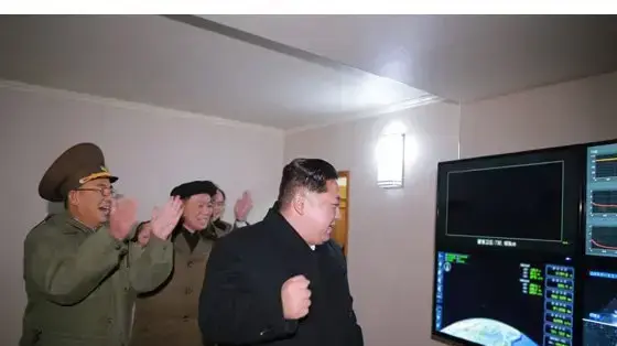 שליט קוריאה הצפונית קים ג'ונג און צופה עם אנשיו בשיגור הטיל הבליסטי הוואסונג 15, 29 בנובמבר 2017 שליט קוריאה הצפונית קים ג'ונג און צופה עם אנשיו בשיגור הטיל הבליסטי הוואסונג 15, 29 בנובמבר 2017
