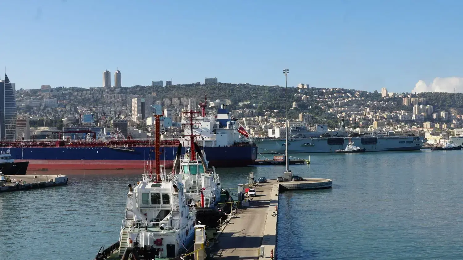 נושאת מסוקים של הצי הבריטי בנמל חיפה, 30 בנובמבר 2017 נושאת מסוקים של הצי הבריטי בנמל חיפה, 30 בנובמבר 2017