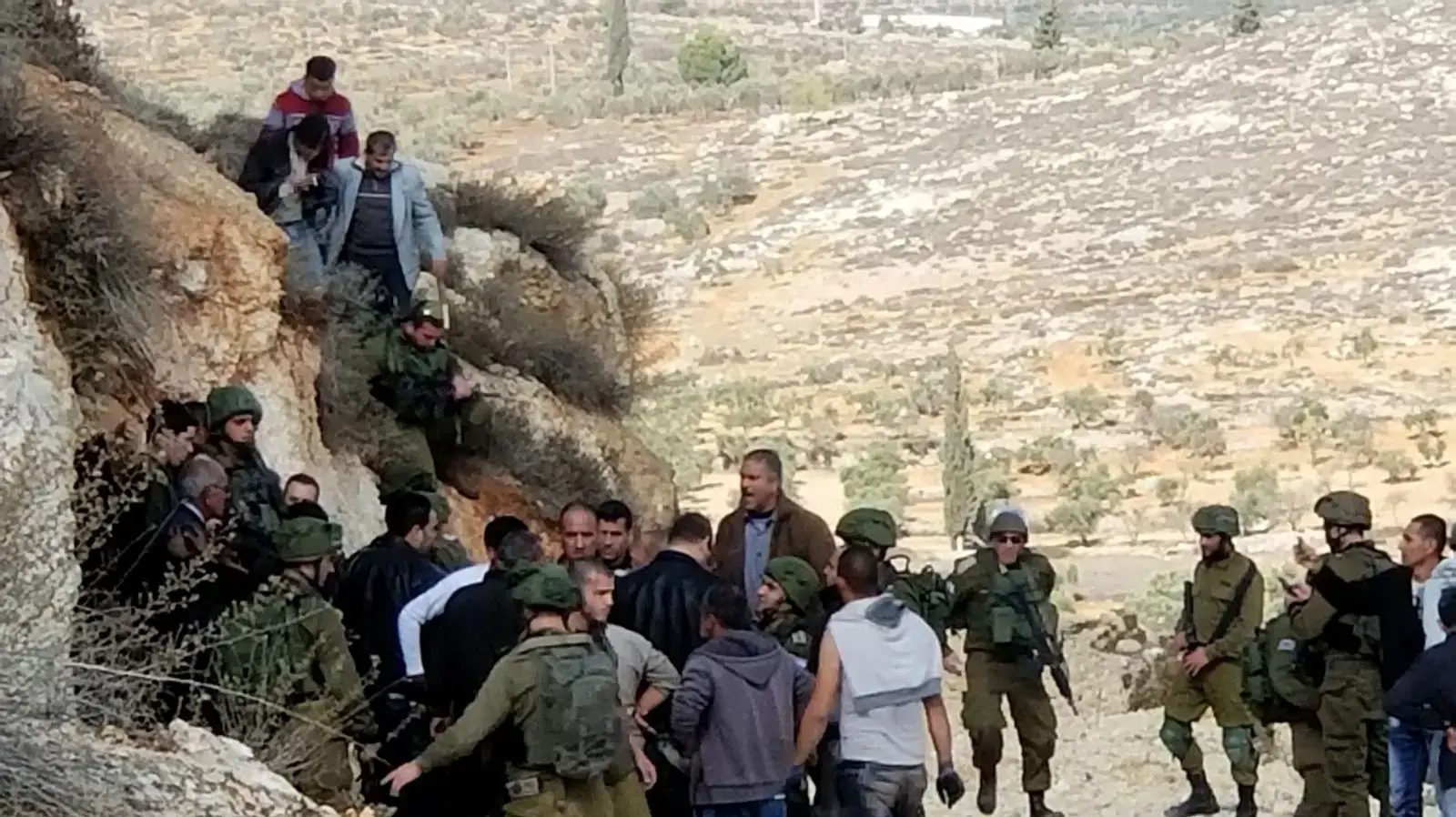 כוחות צה"ל מחלצים קבוצת מתנחלים שהסתתרו במערה מפלסטינים שיידו לעברם אבנים בסמוך לכפר קוסרה, 30 בנובמבר 2017 כוחות צה"ל מחלצים קבוצת מתנחלים שהסתתרו במערה מפלסטינים שיידו לעברם אבנים בסמוך לכפר קוסרה, 30 בנובמבר 2017