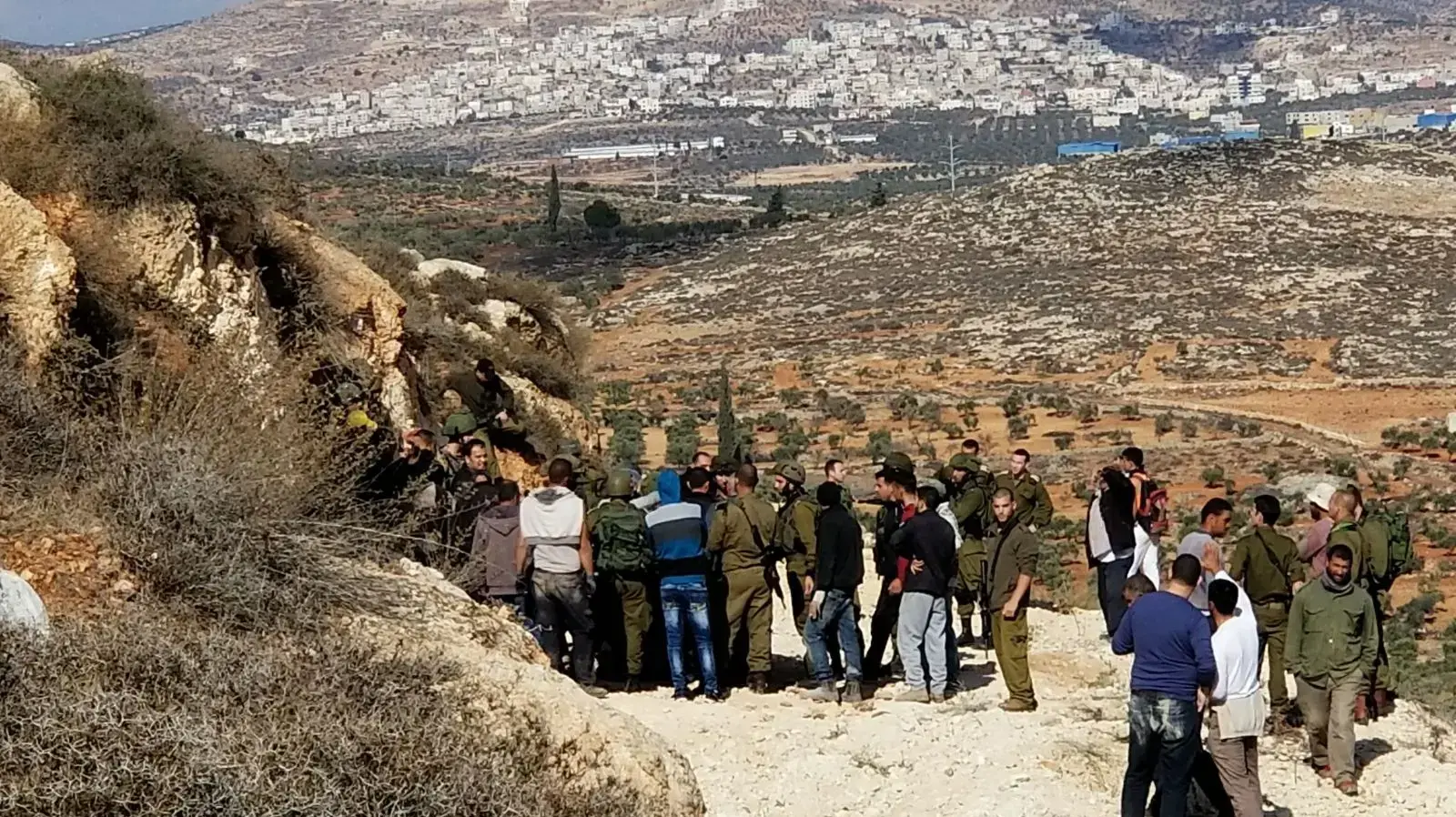 כוחות צה"ל מחלצים קבוצת מתנחלים שהסתתרו במערה מפלסטינים שיידו לעברם אבנים בסמוך לכפר קוסרה, 30 בנובמבר 2017 כוחות צה"ל מחלצים קבוצת מתנחלים שהסתתרו במערה מפלסטינים שיידו לעברם אבנים בסמוך לכפר קוסרה, 30 בנובמבר 2017
