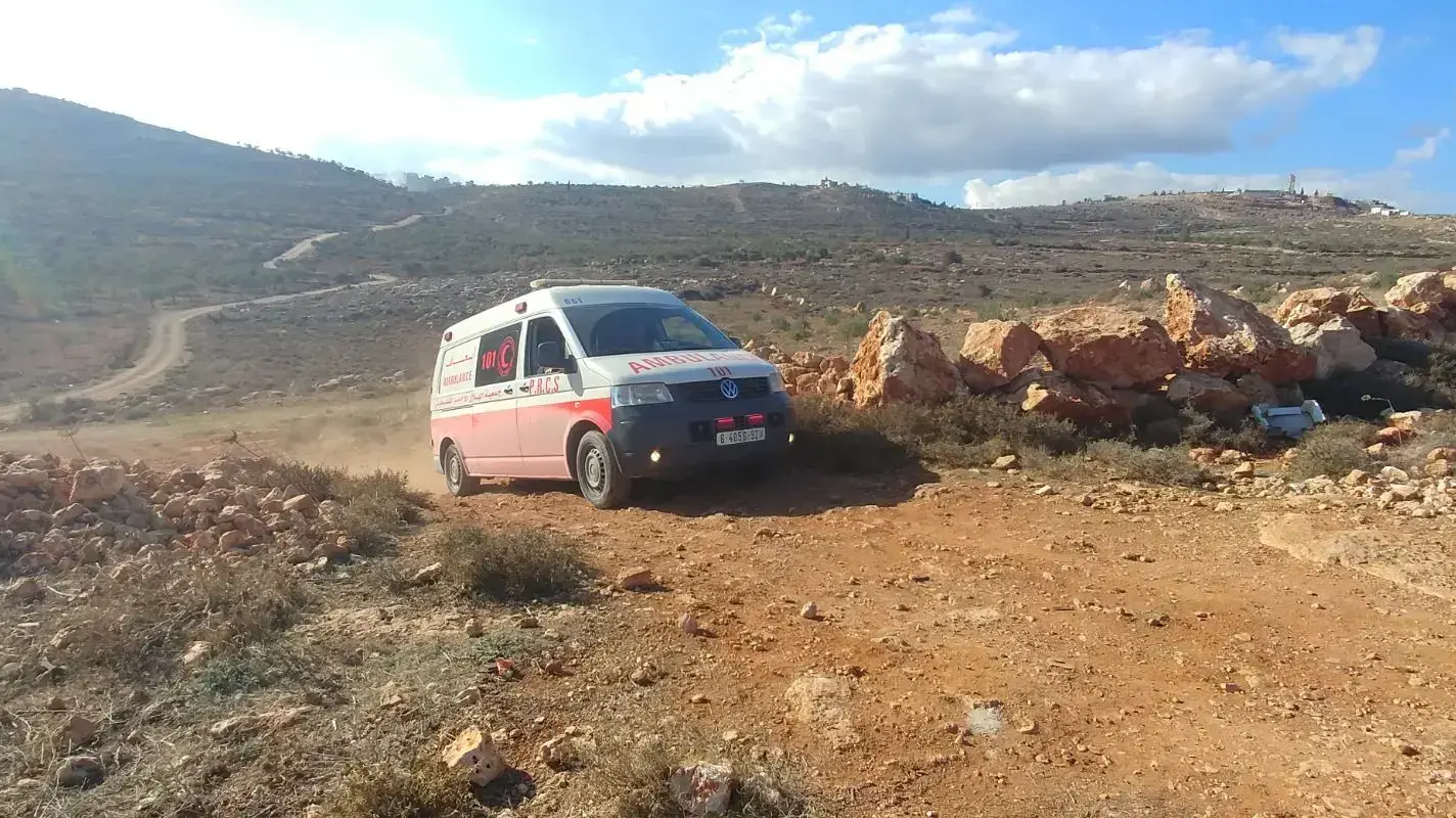 כוחות הצלה ליד זירת אירוע המתנחלים אשר נלכדה במערה לאחר שנכנסה לכפר קוסרה באזור שכם ואבנים יודו לעברה באמבולנס כוחות הצלה ליד זירת אירוע המתנחלים אשר נלכדה במערה לאחר שנכנסה לכפר קוסרה באזור שכם ואבנים יודו לעברה באמבולנס