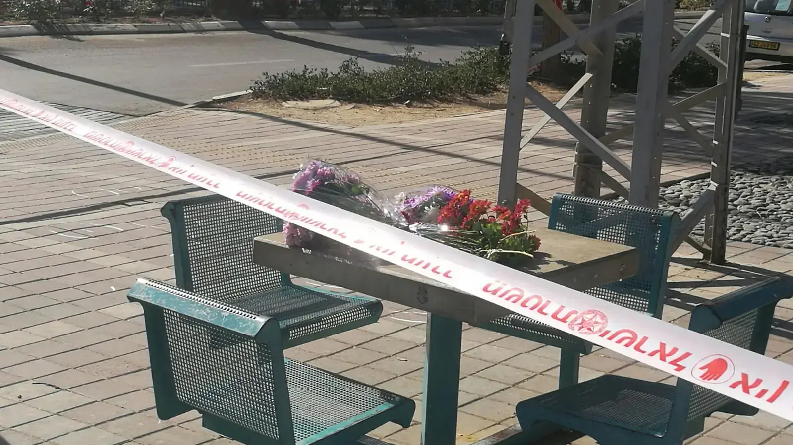 פרחים בזירת הפיגוע בערד בו נהרג סמל רון קוקיא, 1 בדצמבר 2017 פרחים בזירת הפיגוע בערד בו נהרג סמל רון קוקיא, 1 בדצמבר 2017