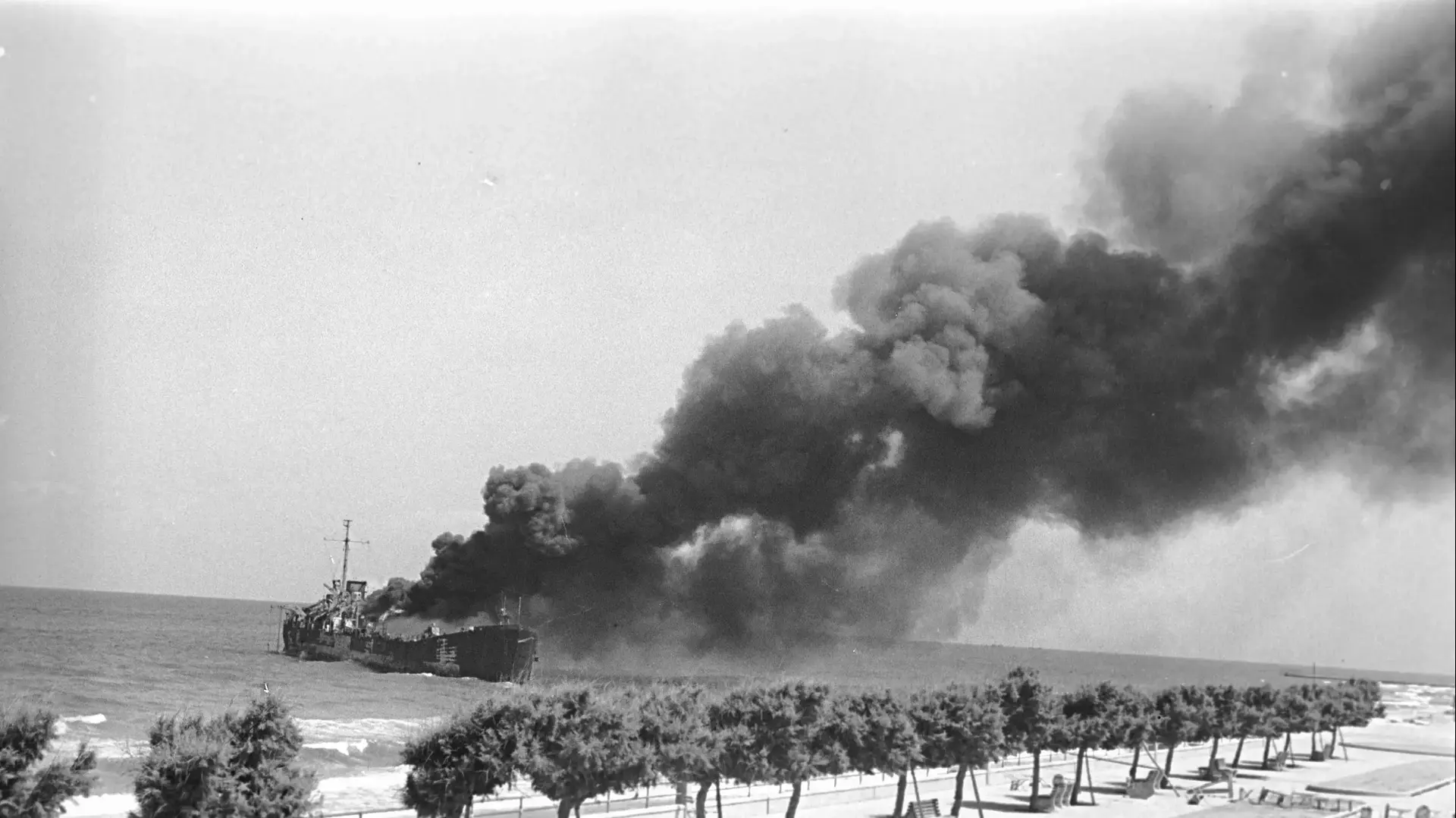 האנייה אלטלנה בוערת, צילום מהחוף 22 ביוני 1948