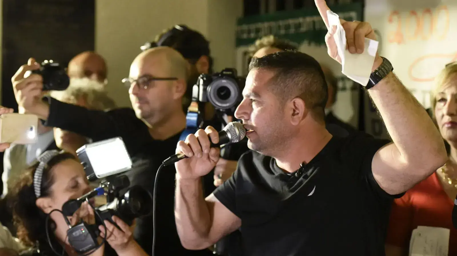 מני נפתלי נואם במחאה נגד שחיתות, תל אביב 2 בדצמבר 2017 מני נפתלי נואם במחאה נגד שחיתות, תל אביב 2 בדצמבר 2017