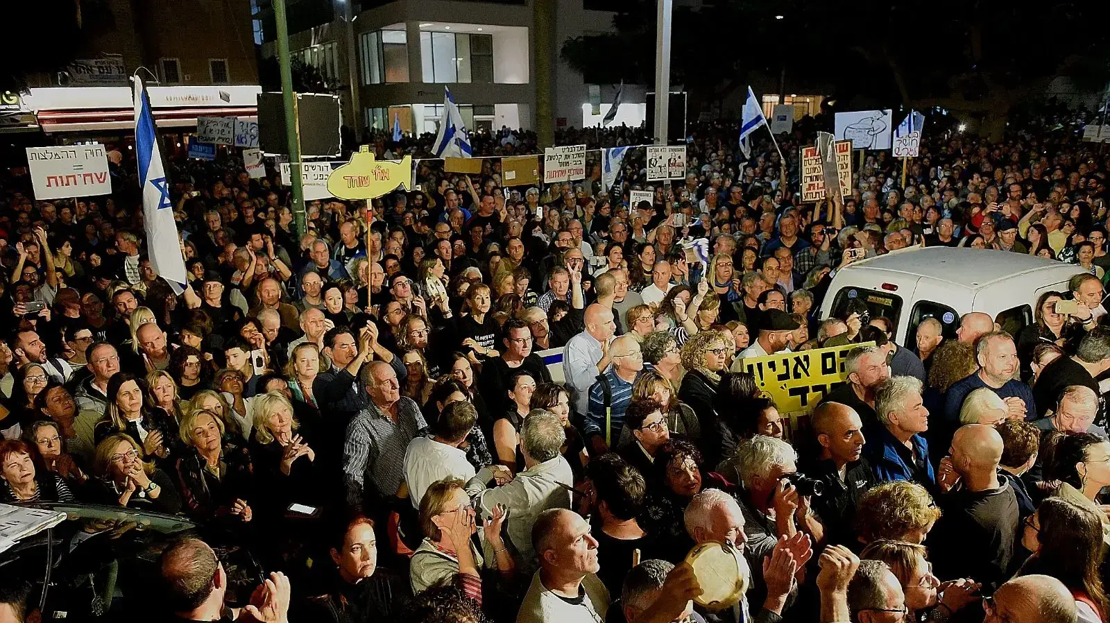 מפגינים במחאה נגד שחיתות, תל אביב 2 בדצמבר 2017 מפגינים במחאה נגד שחיתות, תל אביב 2 בדצמבר 2017