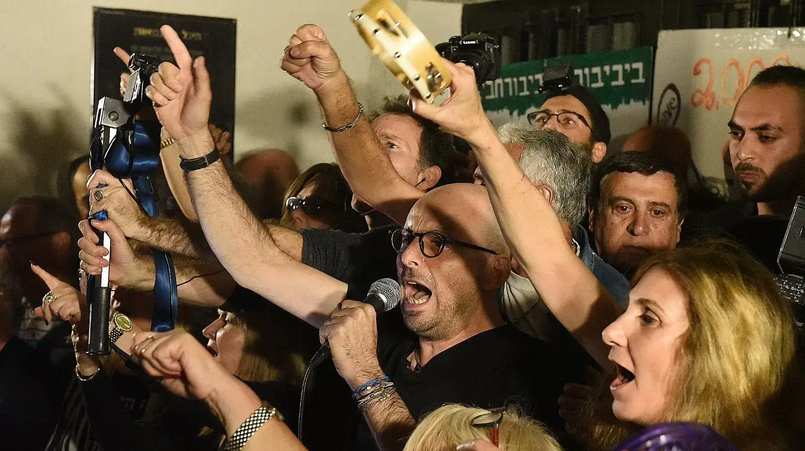 אלדד יניב נואם במחאה נגד שחיתות, תל אביב 2 בדצמבר 2017 אלדד יניב נואם במחאה נגד שחיתות, תל אביב 2 בדצמבר 2017