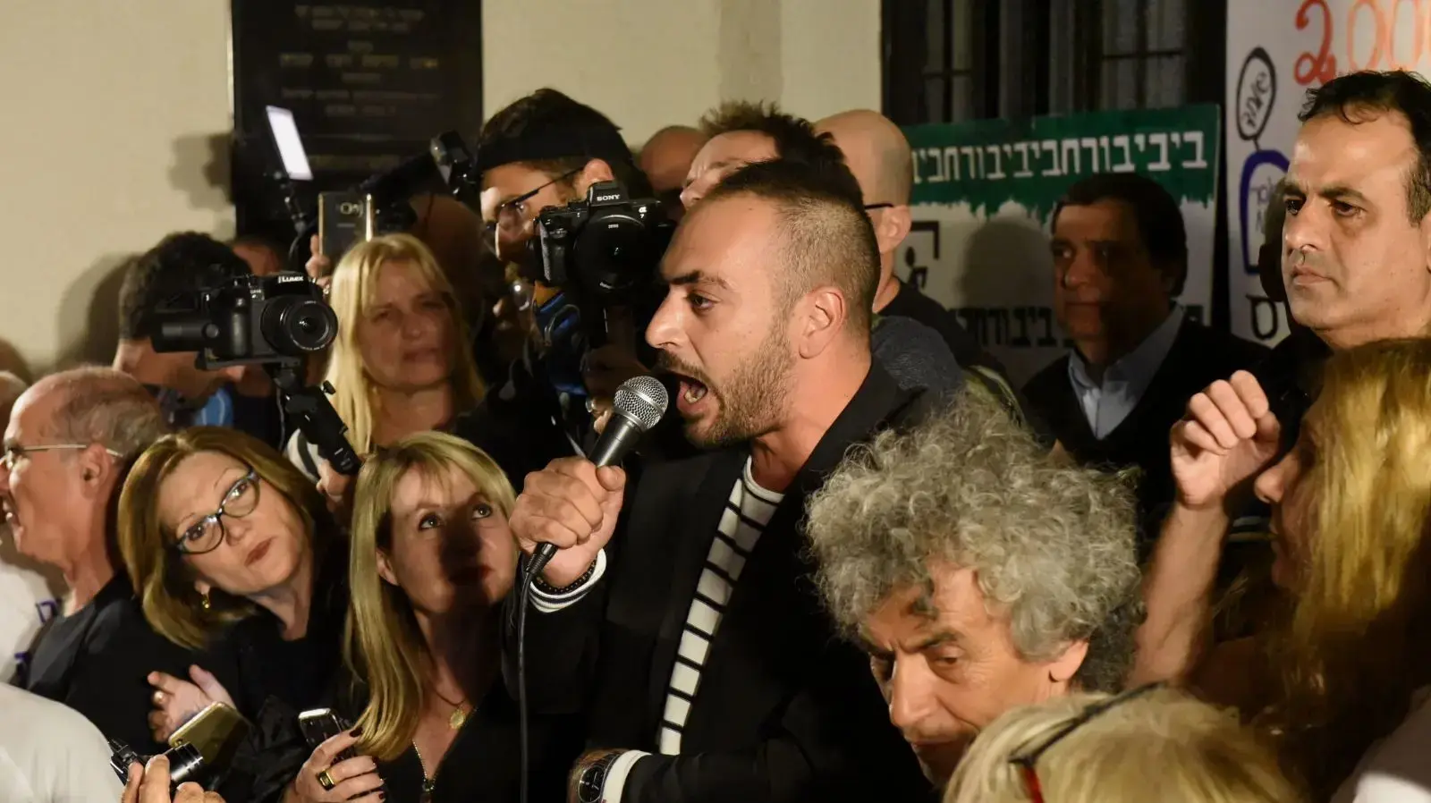 דוד מזרחי נואם במחאה נגד שחיתות, תל אביב 2 בדצמבר 2017 דוד מזרחי נואם במחאה נגד שחיתות, תל אביב 2 בדצמבר 2017
