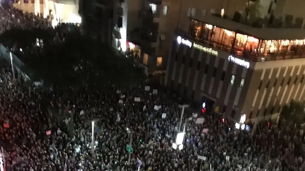 מפגינים במחאה נגד שחיתות, תל אביב 2 בדצמבר 2017 מפגינים במחאה נגד שחיתות, תל אביב 2 בדצמבר 2017