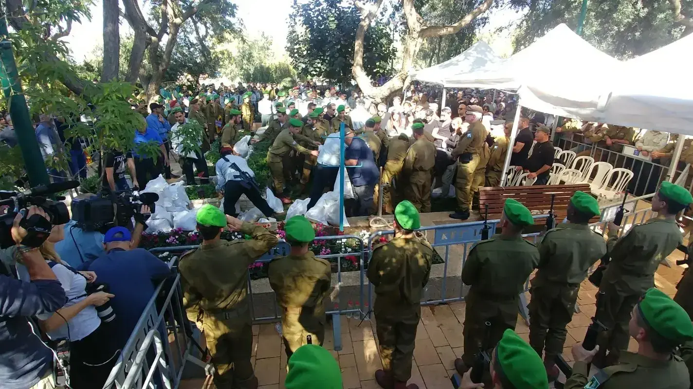 הלוויה של סמל רון יצחק קוקיא ז"ל, בית העלמין הצבאי בקרית שאול 3 בדצמבר 2017 הלוויה של סמל רון יצחק קוקיא ז"ל, בית העלמין הצבאי בקרית שאול 3 בדצמבר 2017