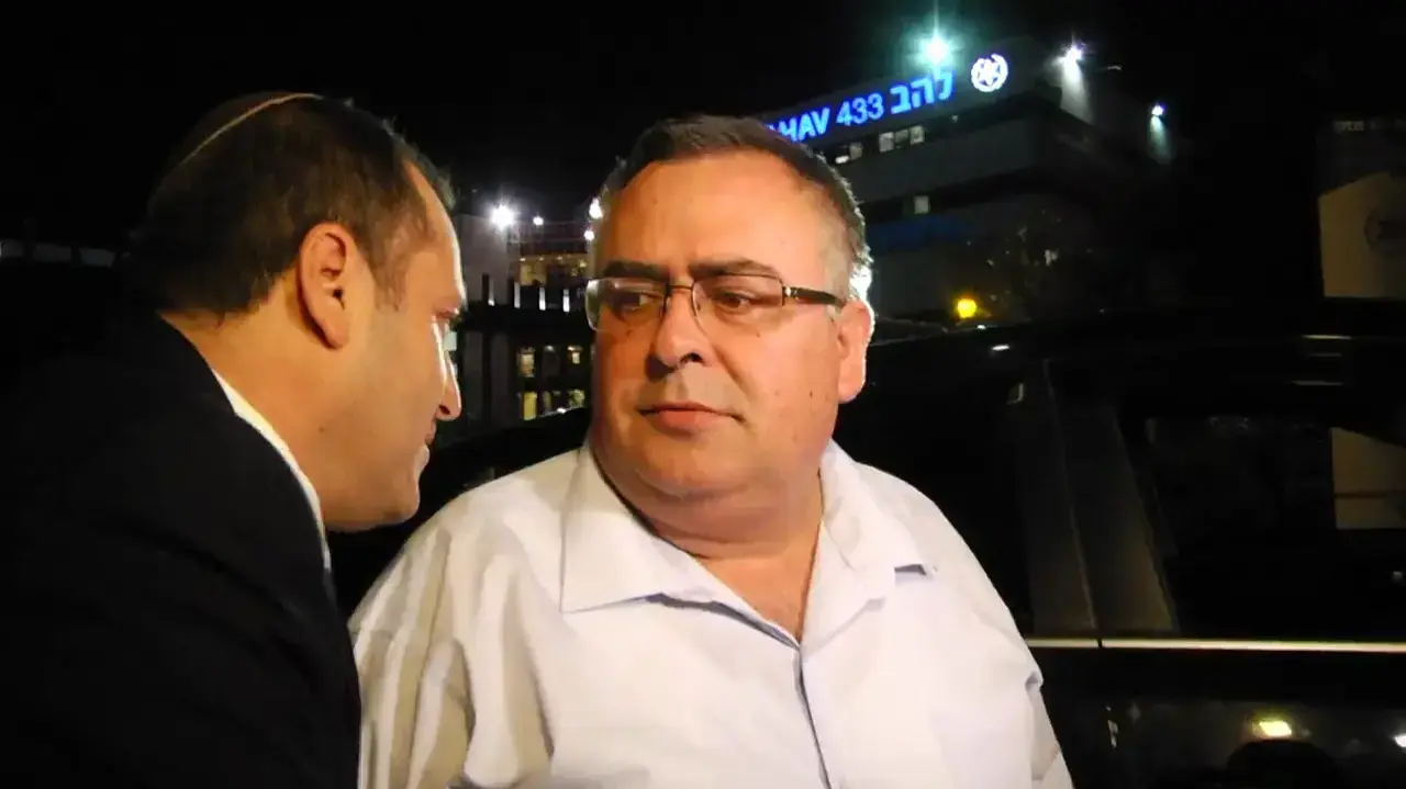 ח"כ דוד ביטן ועורך דינו סמוך למשרדי להב 433 - 3 בדצמבר 2017 ח"כ דוד ביטן ועורך דינו סמוך למשרדי להב 433 - 3 בדצמבר 2017