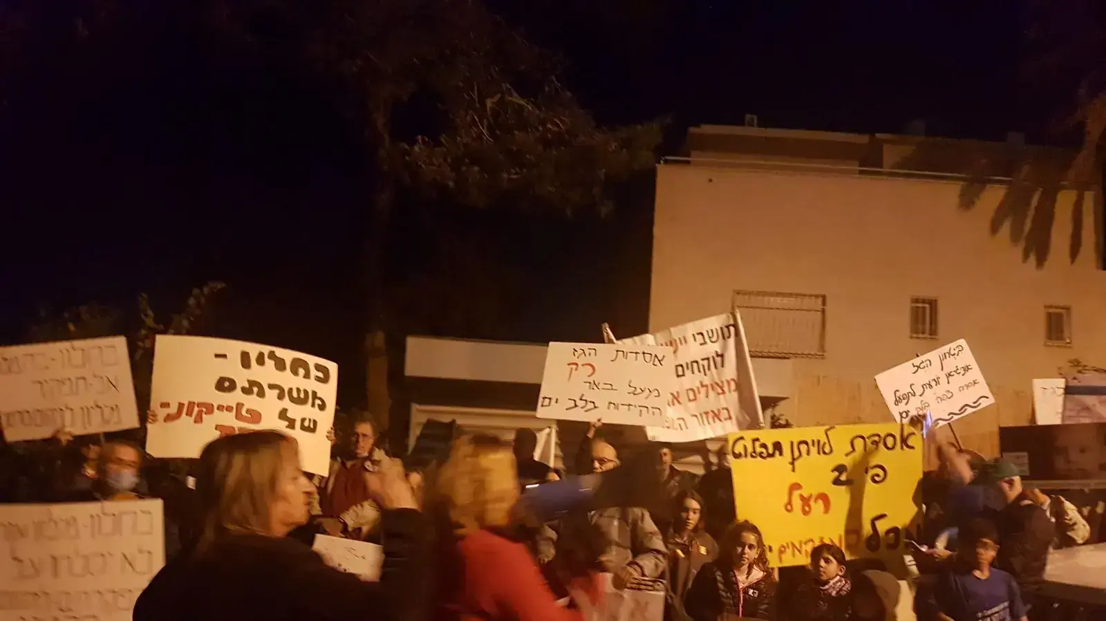 מפגינים נגד אסדות הגז החדשות, חיפה, דצמבר 2017
מפגינים נגד אסדות הגז החדשות, חיפה, דצמבר 2017