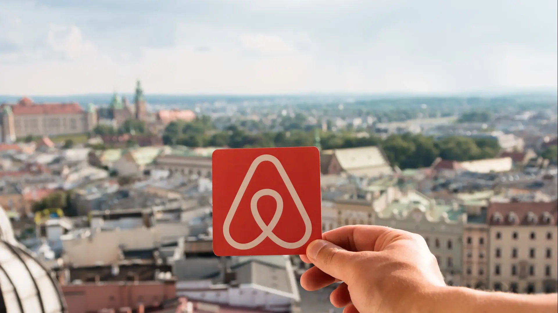 הלוגו של אתר Airbnb על רקע העיר קרקוב הלוגו של אתר Airbnb על רקע העיר קרקוב