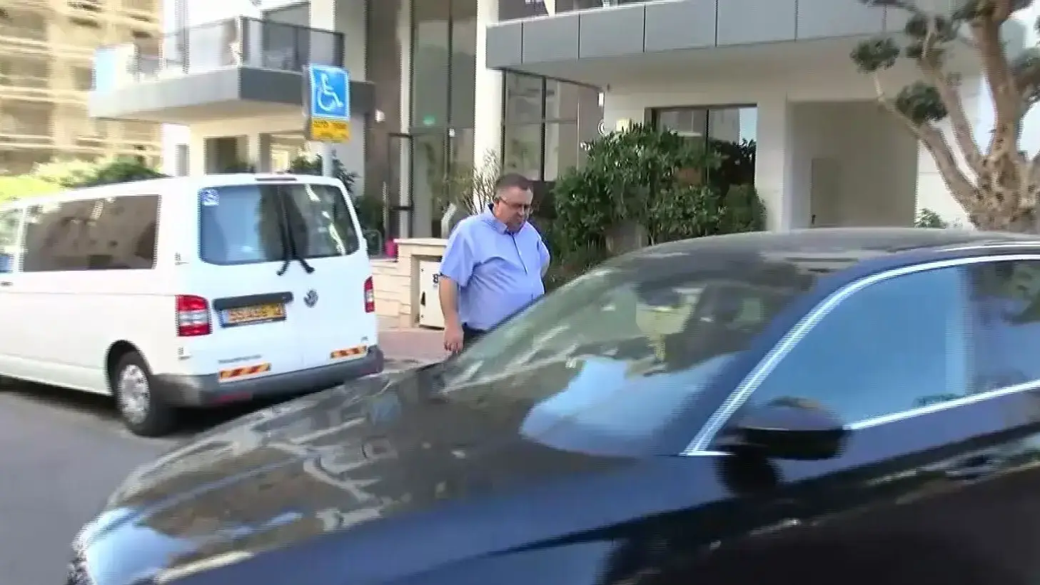 דוד ביטן יוצא מביתו בראשל"צ 4 בדצמבר 2017 דוד ביטן יוצא מביתו בראשל"צ 4 בדצמבר 2017