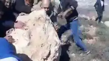 תיעוד: עשרות פלסטינים דרדרו סלעים לעבר מתנחלים במהלך עימות בכפר קוסרה, דרומית שכם תיעוד: עשרות פלסטינים דרדרו סלעים לעבר מתנחלים במהלך עימות בכפר קוסרה, דרומית שכם